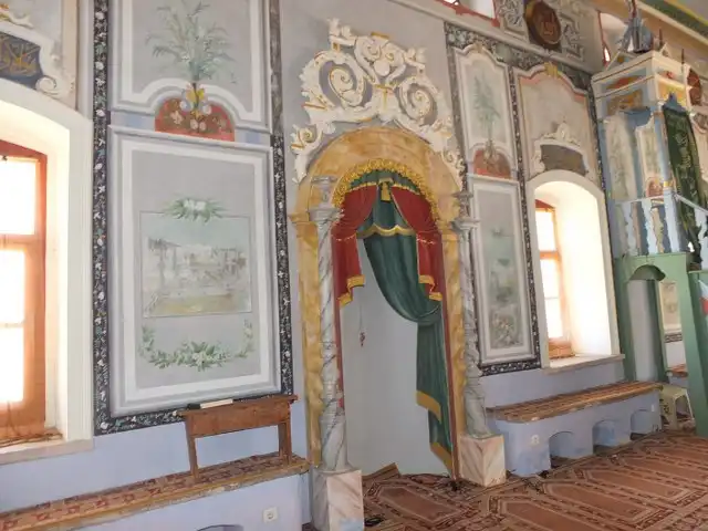 Kırsal Şahinler Mahallesi'nde bulunan 128 yıllık tarihi cami, Burhaniye ilçesindeki bir ilgi merkezi haline geldi.
