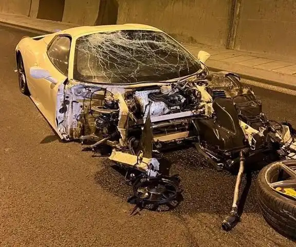 Ünlü modifiyeci Ünal Turan ve sevgilisi  Ceylan Koynat, Kuzey Marmara Otoyolu Sultangazi Cebeci Tüneli’nde 14 milyon liralık Ferrari ile süratli bir şekilde yol alırken lastiği patlayınca kaza yaptı
