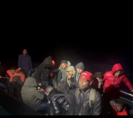 Ayvalık açıklarında Yunan unsurları tarafından Türk karasularına geri itildikten sonra 25 düzensiz göçmen kurtarıldı.