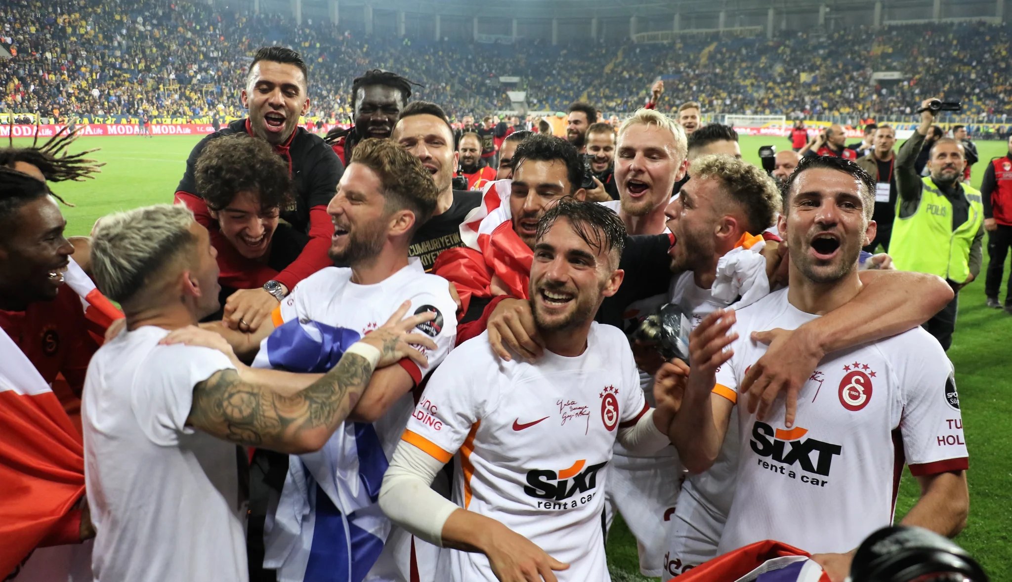 Galatasaray, MKE Ankaragücü maçını kazanarak 3 sezon sonra şampiyonluğunu ilan etti. 2022-2023 sezonunu şampiyon tamamlayan Galatasaray böylece tarihinde 23. şampiyonluğunu kazanmış oldu. 