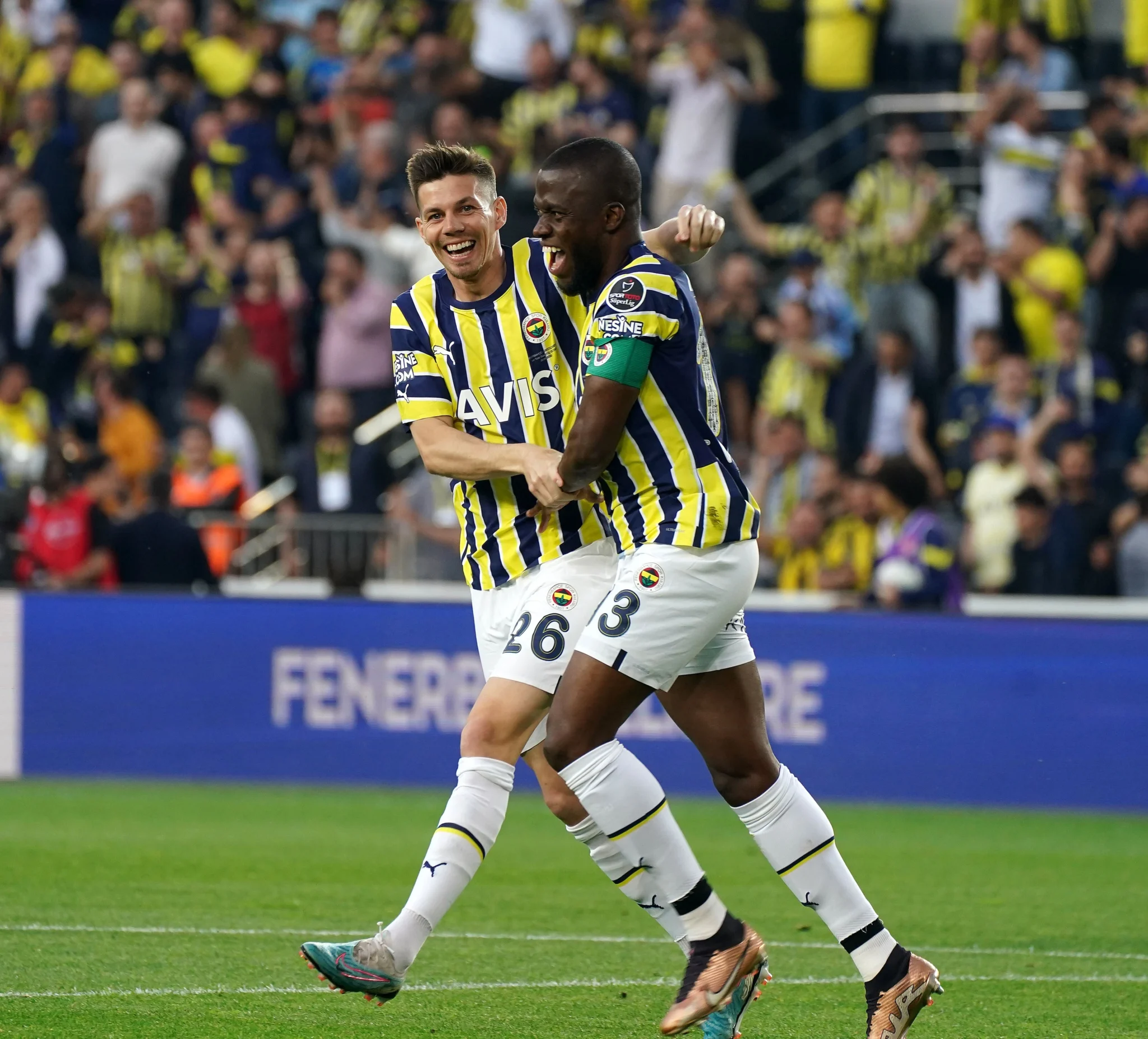 Enner Valencia, Süper Lig'de 29 gol atarak sarı-lacivertli formayla bir sezonda en fazla gol atan oyuncu oldu. Böylece Valencia, Alex de Souza’nın rekorunu kırdı.