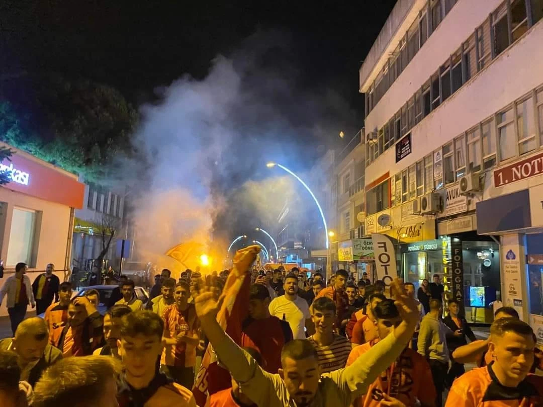 Galatasaray, Süper Lig'in 36. haftasında deplasmanda Ankaragücü ile karşılaştığı maçı 4-1 kazanarak şampiyonluğunu ilan etti. Maç sonrasında Balıkesir'de yaşayan sarı-kırmızılı taraftarlar şampiyonluğu coşkuyla kutladılar. 