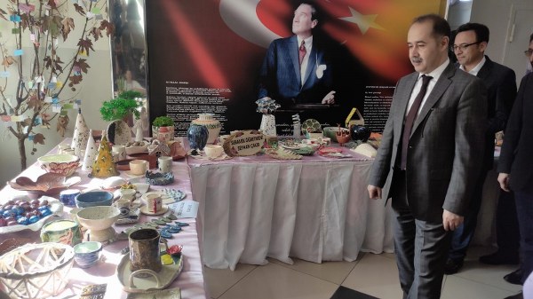 Balıkesir Bandırma'da Halk Eğitim Merkezi Müdürlüğü yılsonu sergisi açtı ve belge dağıtım töreni düzenlendi.