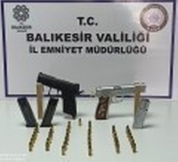 Balıkesir'de polis ekipleri il genelinde asayiş uygulamalarında çeşitli suçlardan aranan şahıslardan 23 şahıs mahkemece tutuklandı.
