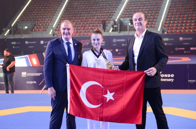 Milli sporcumuz Merve Dinçel, Azerbaycan'da düzenlenen 26. Dünya Tekvando Şampiyonası'nda altın madalya kazanarak dünya şampiyonu oldu. 