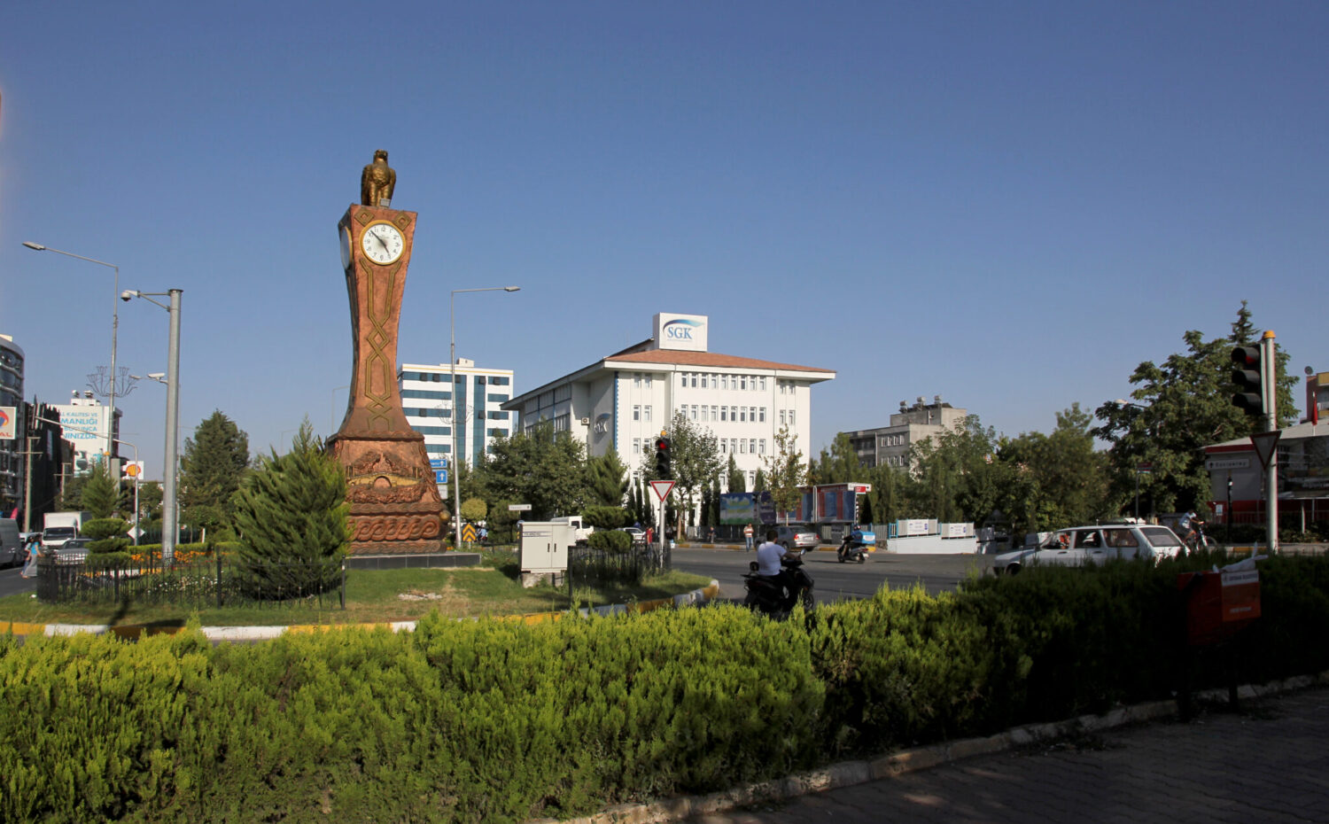 Adıyaman'da 6 Şubat saat 4.17'de meydana gelen 7.7 büyüklüğündeki depremde, Kahramanmaraş merkezli Saat Kulesi sembolik bir hale geldi. Saat Kulesi'ndeki saatler, depremin etkisiyle durdu ve zaman dilimi yenilenmedi.