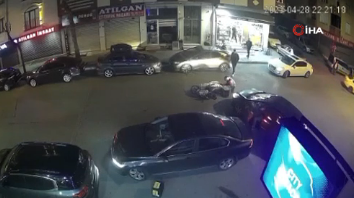 Gaziosmanpaşa'da bir motosiklet sürücüsü, bir aracın sokaktan çıktığını fark etmedi ve çarpıştı. 