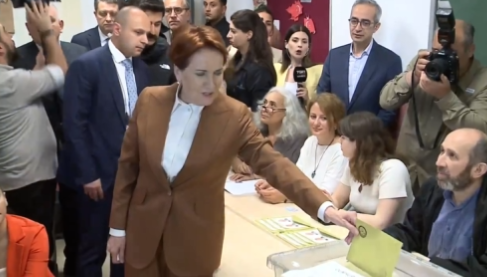 Meral Akşener, oyunu Üsküdar Beylerbeyi’ndeki Hacı Sabancı Anadolu Lisesi'nde kullandı ve "Özellikle gençlerin geleceği açısından çok önemli bir seçimin ikinci safhasında oylarımızı kullandık." dedi. 