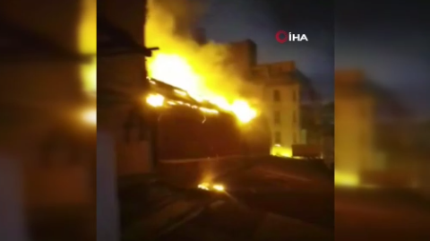 Beyoğlu'nda tadilat yapılan 2 katlı bir gece kulübünde, henüz bilinmeyen bir nedenle yangın çıktı. İtfaiye ekiplerinin müdahalesiyle yangın söndürüldü, ölü veya yaralı olmadığı belirlendi.