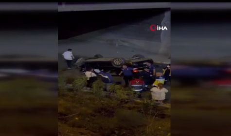 Pendik'te seyir halinde olan bir araç, kontrolünü kaybederek bariyerleri aşarak köprüden aşağı düştü. Kazada 2 kişi yaralandı.