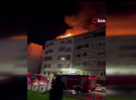 Beyoğlu ilçesinde bulunan 5 katlı terk edilmiş bir binanın çatısında gece saatlerinde yangın çıktı.