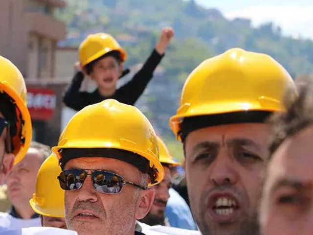 Zonguldak, Türkiye'nin emeğin başkenti olarak anılan bir şehri, 1 Mayıs Emek ve Dayanışma Günü'nde işçilerin yoğun katılımıyla coşkuyla kutlandı. İşçiler, Madenci Anıtı'na kadar düzenledikleri yürüyüşle emek mücadelesinin önemine dikkat çektiler.
