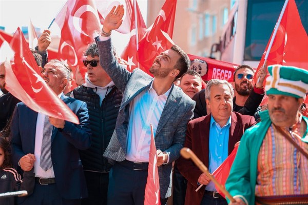 14 Mayıs tarihinde gerçekleştirilen seçimler sonrasında Balıkesir'den AK Parti Milletvekili  seçilen ve 28 Mayıs’ta gerçekleştirilecek olan seçimlerde Cumhurbaşkanı Erdoğan için destek için gece gündüz çalışan  Ali Taylan Öztaylan, “Bu şehrin evladıyız, Cumhurbaşkanımız Recep Tayyip Erdoğan’ın izinde tutkumuzla çalışırız, taahhüdümüzle hizmet ederiz” dedi.