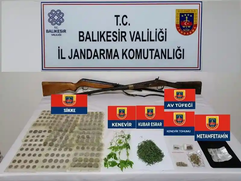 Balıkesir İl Jandarma Komutanlığına bağlı ekipler tarafından gerçekleştirilen istihbari çalışmalar neticesinde tarihi eser ve uyuşturucu kaçakçılığı yaptıkları tespit edilen şahıslara yönelik operasyon yapıldı.