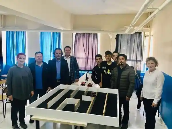 Bilişim Haftasında gençlere bilinç kazandırmak amacıyla Mesleki ve Teknik Anadolu Lisesi Çok Amaçlı Salonunda İlçe Milli Eğitim Şube Müdürü Rüstem Tüt ‘ün katıldığı ve Bilişim Teknolojileri alan öğretmenleri tarafından program düzenlendi. Bu program kapsamında, Bilinçli İnternet Kullanımı, Yapay Zekâ konularında bilgilendirme çalışması yapıldı.