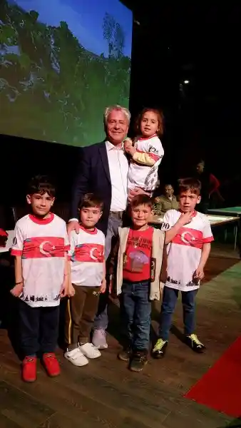 Susurluk Belediyesi spor ve sanat kurslarında ücretsiz eğitim alan bin 244 çocuğa özel olarak tasarlanan “cumhuriyetinyüzü” logolu forma hediye etti.
