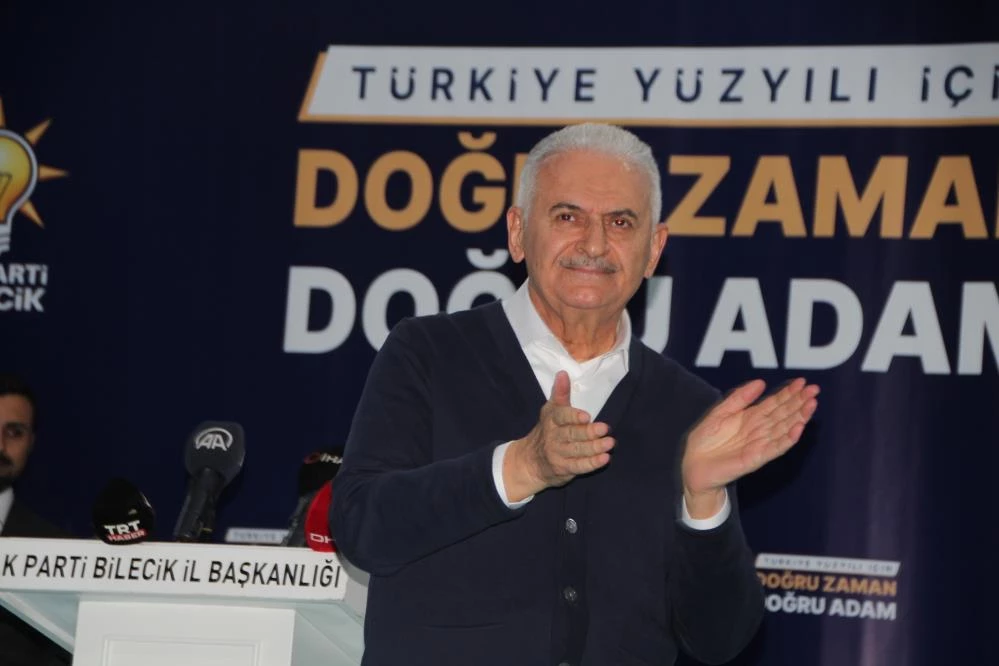 Bilecik'te Cuma namazı sonrasında gazetecilere açıklamalarda bulunan Ak Parti Genel Başkan Vekili Binali Yıldırım, burada yaptığı açıklamada burada 'Teröristlerden vatandaş nefes alamıyordu, şimdi petrol fışkırıyor" dedi.