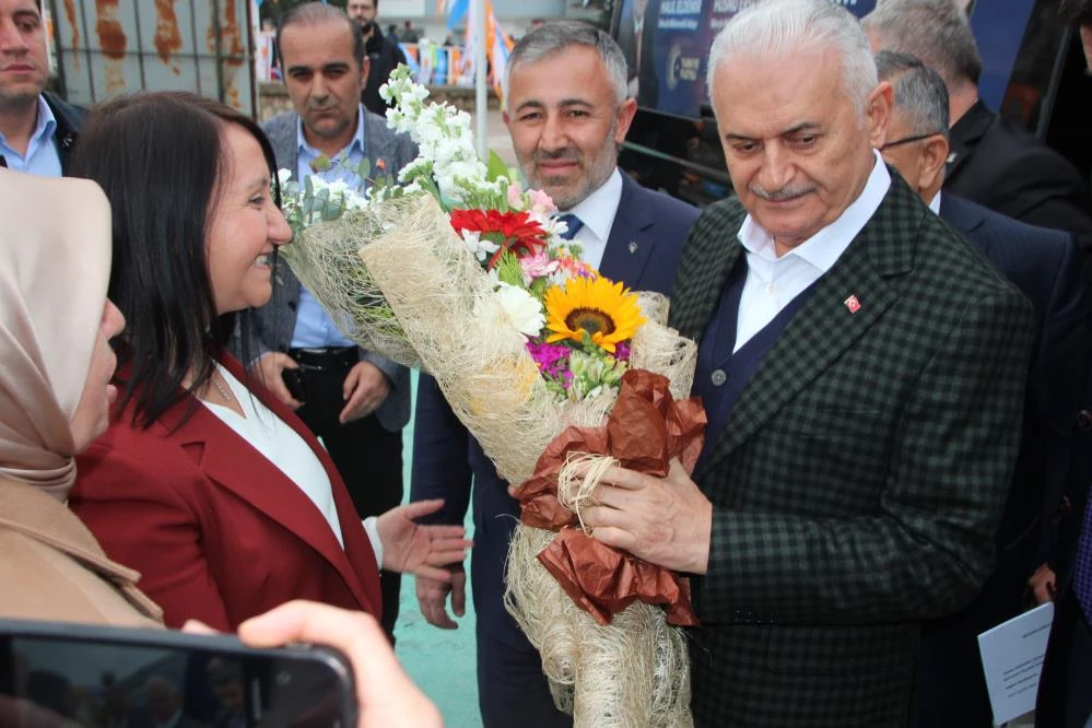 Bilecik'te Cuma namazı sonrasında gazetecilere açıklamalarda bulunan Ak Parti Genel Başkan Vekili Binali Yıldırım, burada yaptığı açıklamada burada 'Teröristlerden vatandaş nefes alamıyordu, şimdi petrol fışkırıyor" dedi.