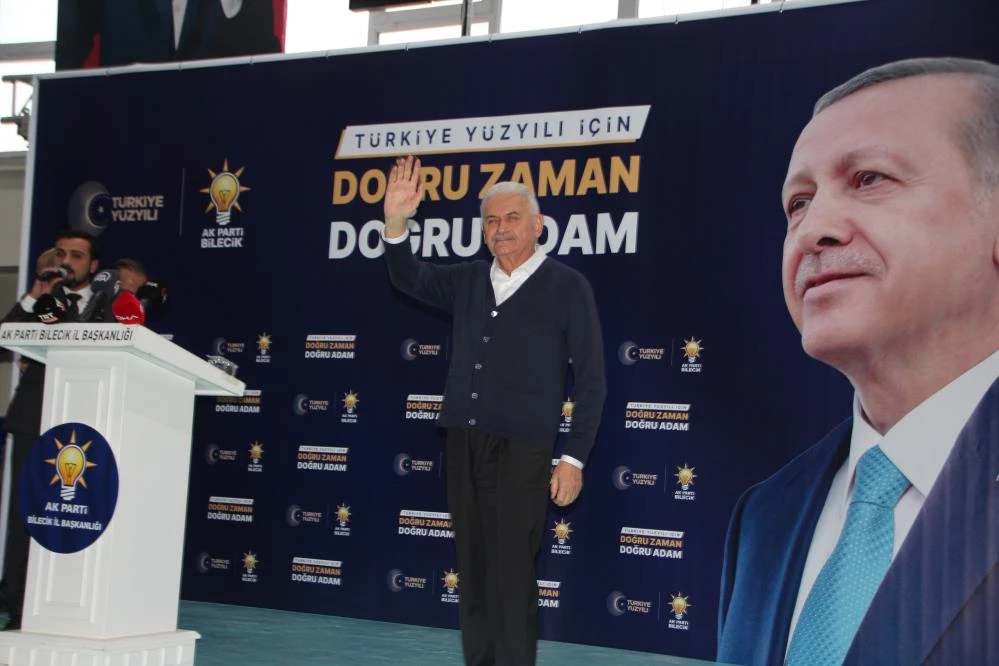 Bilecik'te Cuma namazı sonrasında gazetecilere açıklamalarda bulunan Ak Parti Genel Başkan Vekili Binali Yıldırım, burada yaptığı açıklamada burada 'Teröristlerden vatandaş nefes alamıyordu, şimdi petrol fışkırıyor" dedi.