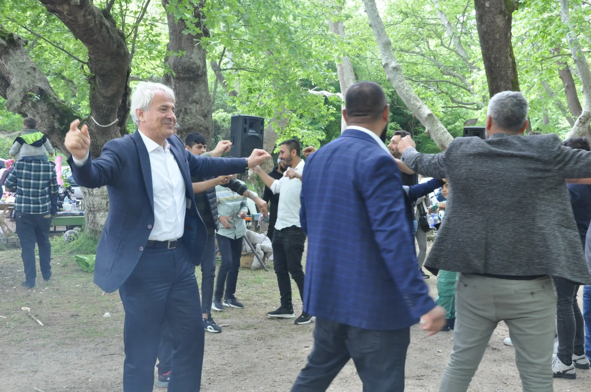 Susurluk Romanları Sosyal ve Kültürel Dayanışma Derneği ile Susurluk SYDV işbirliğinde gerçekleştirilen ‘Hıdrellez Kutlamaları’ çerçevesinde piknik şöleni düzenlendi. Bu kapsamda SYDV’nin katkılarıyla başta roman vatandaşlar olmak üzere tüm Susurluklulara toplamda 500 porsiyon sucuk-ekmek dağıtımı yapıldı.