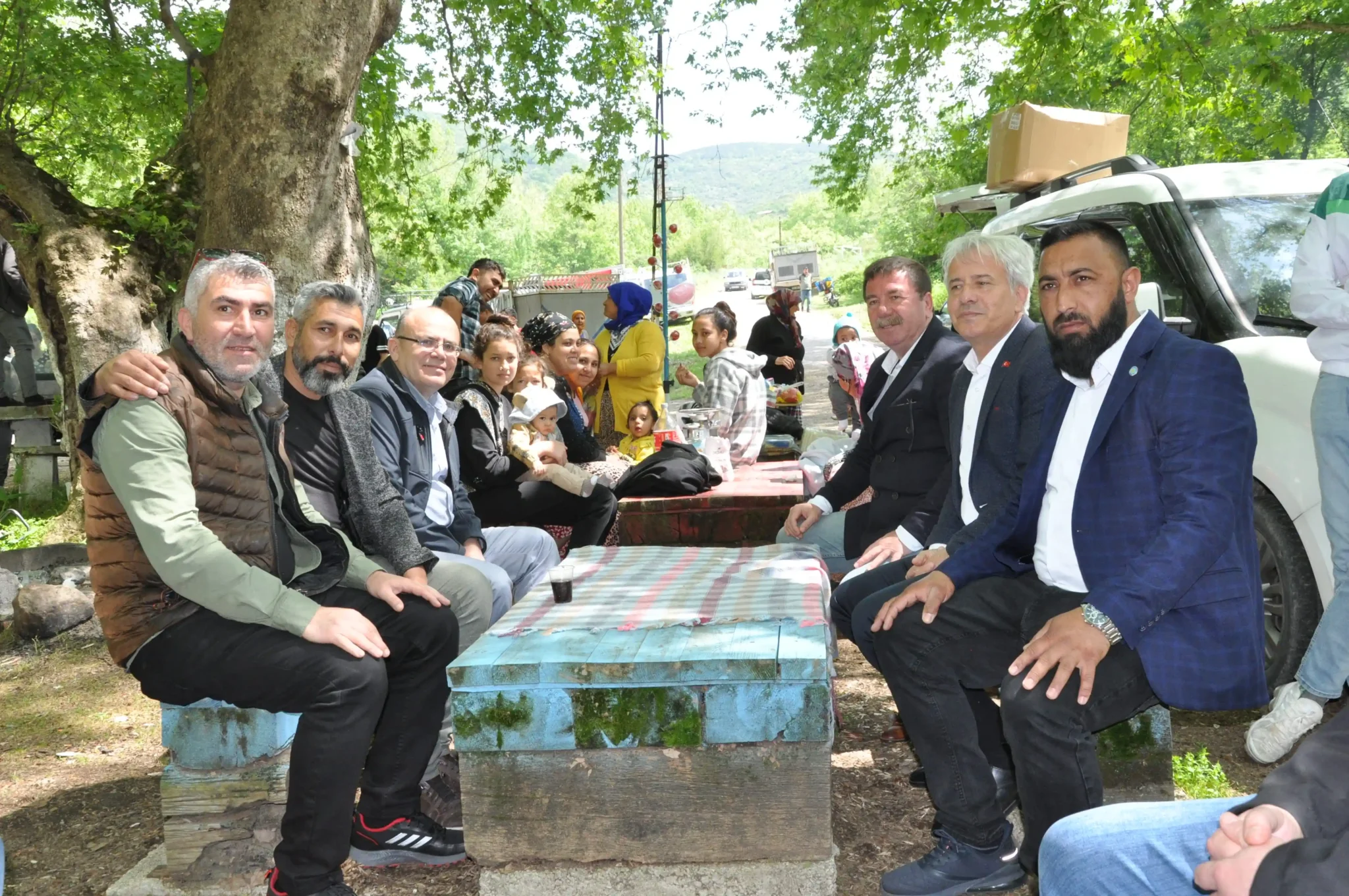 Susurluk Romanları Sosyal ve Kültürel Dayanışma Derneği ile Susurluk SYDV işbirliğinde gerçekleştirilen ‘Hıdrellez Kutlamaları’ çerçevesinde piknik şöleni düzenlendi. Bu kapsamda SYDV’nin katkılarıyla başta roman vatandaşlar olmak üzere tüm Susurluklulara toplamda 500 porsiyon sucuk-ekmek dağıtımı yapıldı.