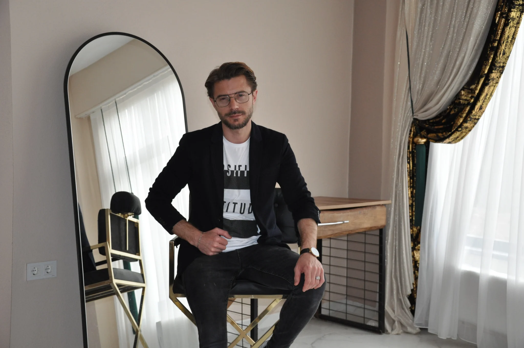 Susurluk’ta uzun yılların tecrübesiyle müşterilerinin beğenisini kazanan Şahin Avcı Hair Palace bir ilke imza atarak yeni evlenecek çiftler için Bride Room’u hizmete sundu.
