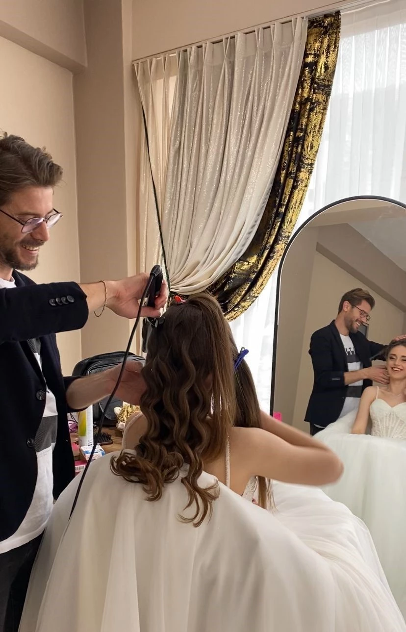 Susurluk’ta uzun yılların tecrübesiyle müşterilerinin beğenisini kazanan Şahin Avcı Hair Palace bir ilke imza atarak yeni evlenecek çiftler için Bride Room’u hizmete sundu.