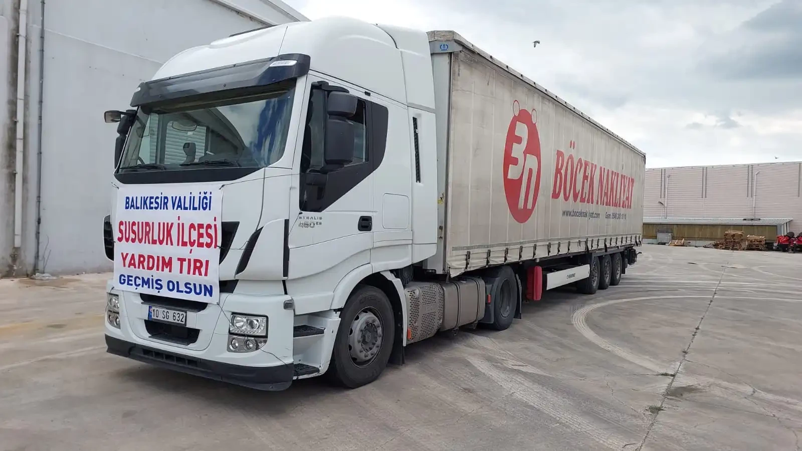 Susurluk Kaymakamlığı SYDV Vakfı öncülüğünde yürütülen yardım çalışmaları hız kesmeden devam ediyor. Bu kapsamda çeşitli ihtiyaç kolilerini içeren 35’nci yardım tırı 28 Nisan günü Adıyaman iline gitmek üzere yola çıktı.