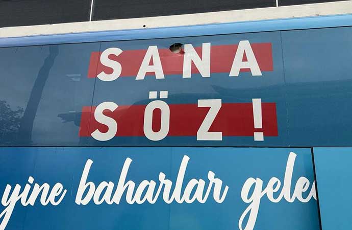 Millet İttifakı'nın Cumhurbaşkanı adayı ve CHP Genel Başkanı Kemal Kılıçdaroğlu'nun aracına Sakarya'da taşlı saldırı düzenlendi.
