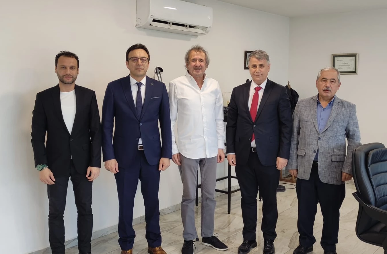 Bandırma ilçe Milli Eğitim Müdürlüğü tarafından geçtiğimiz şubat ayında Hatay merkezli meydana gelen depremin ardından başlatılan seferberlik kapsamında Bandırma Mesleki ve Teknik Anadolu Lisesi tarafından gerçekleştirilen kampanya kapsamında deprem bölgesinde kullanılmak üzere üretilen çadır sobalarına destek veren firmalar ziyaret edildi.