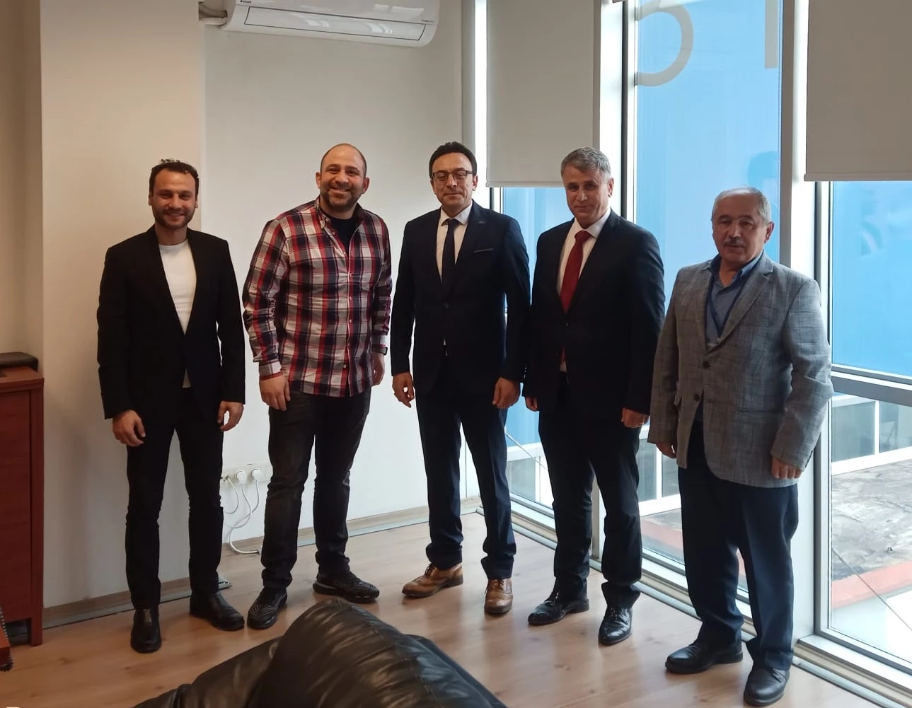 Bandırma ilçe Milli Eğitim Müdürlüğü tarafından geçtiğimiz şubat ayında Hatay merkezli meydana gelen depremin ardından başlatılan seferberlik kapsamında Bandırma Mesleki ve Teknik Anadolu Lisesi tarafından gerçekleştirilen kampanya kapsamında deprem bölgesinde kullanılmak üzere üretilen çadır sobalarına destek veren firmalar ziyaret edildi.