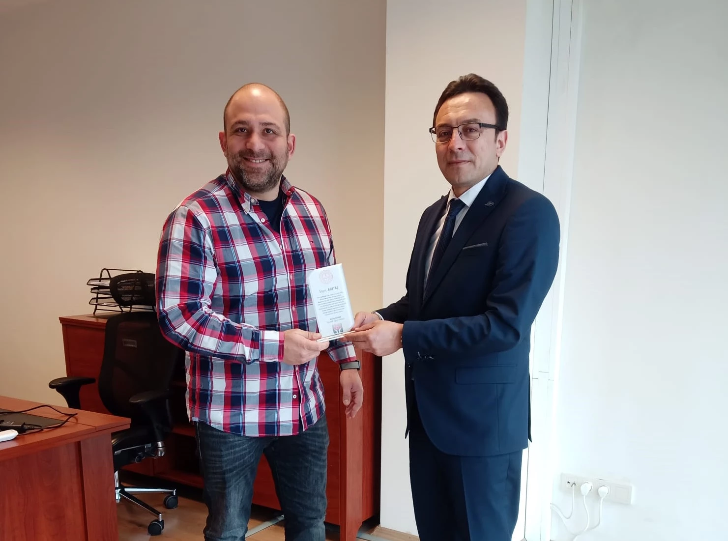 Bandırma ilçe Milli Eğitim Müdürlüğü tarafından geçtiğimiz şubat ayında Hatay merkezli meydana gelen depremin ardından başlatılan seferberlik kapsamında Bandırma Mesleki ve Teknik Anadolu Lisesi tarafından gerçekleştirilen kampanya kapsamında deprem bölgesinde kullanılmak üzere üretilen çadır sobalarına destek veren firmalar ziyaret edildi.