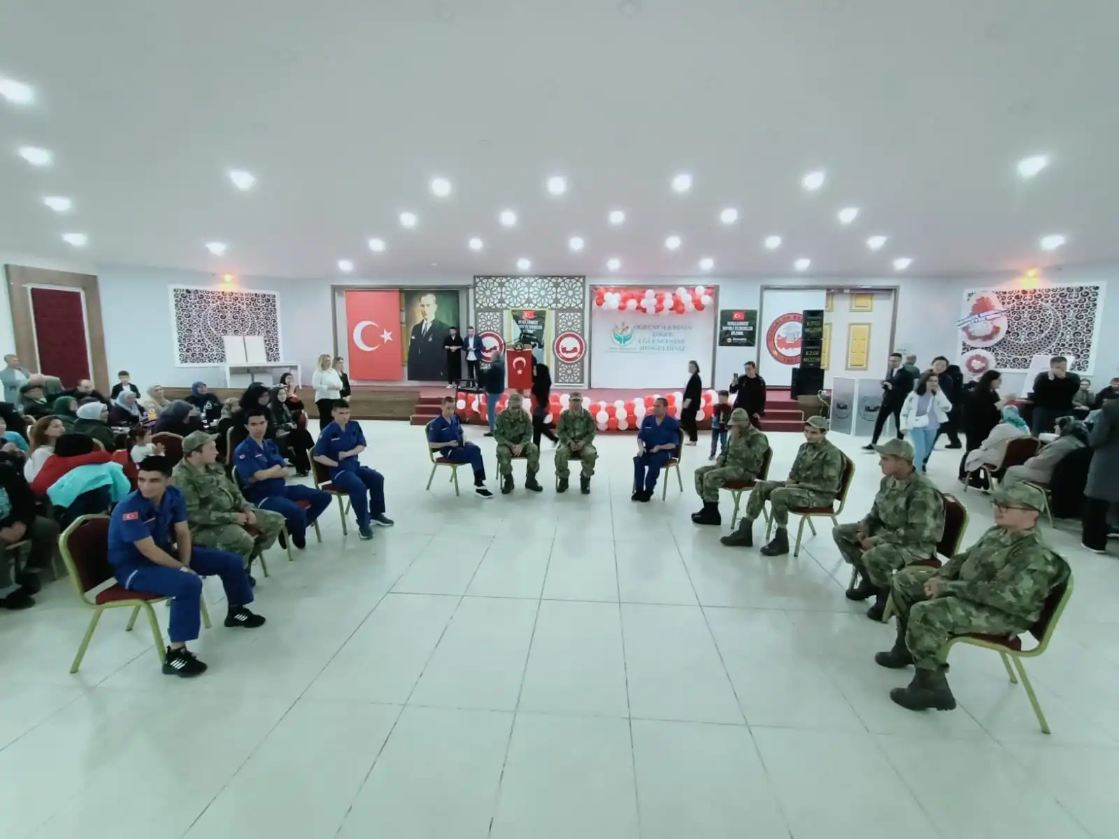 Susurluk’ta eğitim gören ve askere gitme yaşına gelmiş 12 engelli özel öğrenciye düzenlenen programda, asker kınası yakıldı. Kınanın ardından ise asker duasının edildiği programda engelli aileleri duygusal anlar yaşadı.
