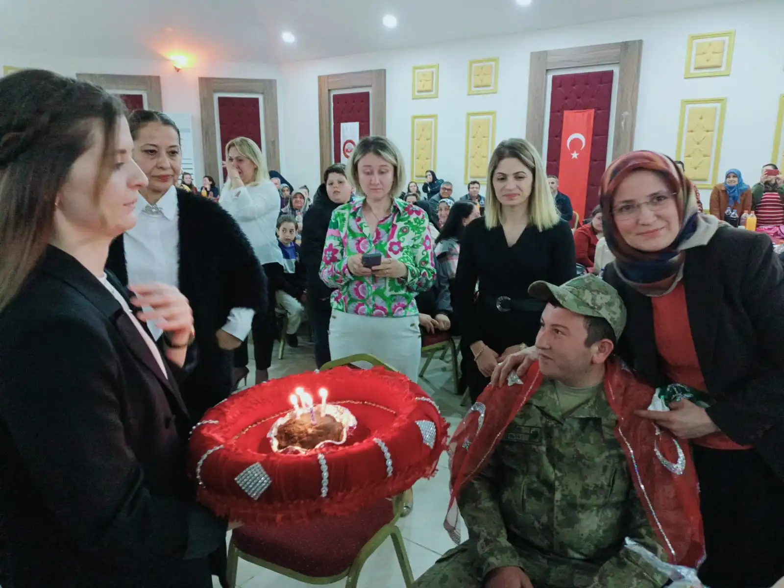 Susurluk’ta eğitim gören ve askere gitme yaşına gelmiş 12 engelli özel öğrenciye düzenlenen programda, asker kınası yakıldı. Kınanın ardından ise asker duasının edildiği programda engelli aileleri duygusal anlar yaşadı.
