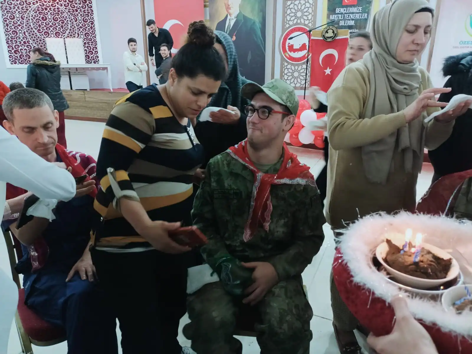 Susurluk’ta eğitim gören ve askere gitme yaşına gelmiş 12 engelli özel öğrenciye düzenlenen programda, asker kınası yakıldı. Kınanın ardından ise asker duasının edildiği programda engelli aileleri duygusal anlar yaşadı.