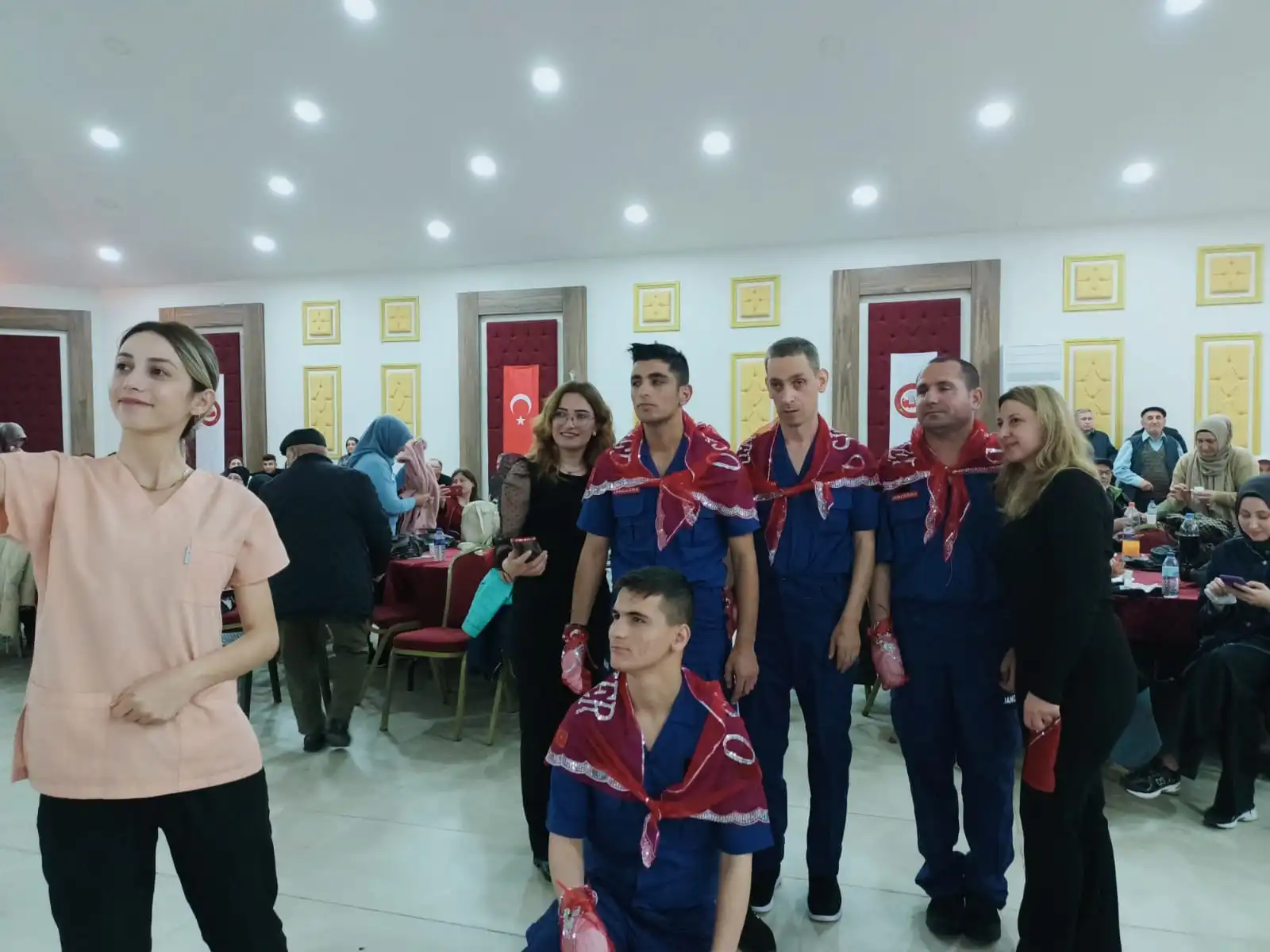 Susurluk’ta eğitim gören ve askere gitme yaşına gelmiş 12 engelli özel öğrenciye düzenlenen programda, asker kınası yakıldı. Kınanın ardından ise asker duasının edildiği programda engelli aileleri duygusal anlar yaşadı.