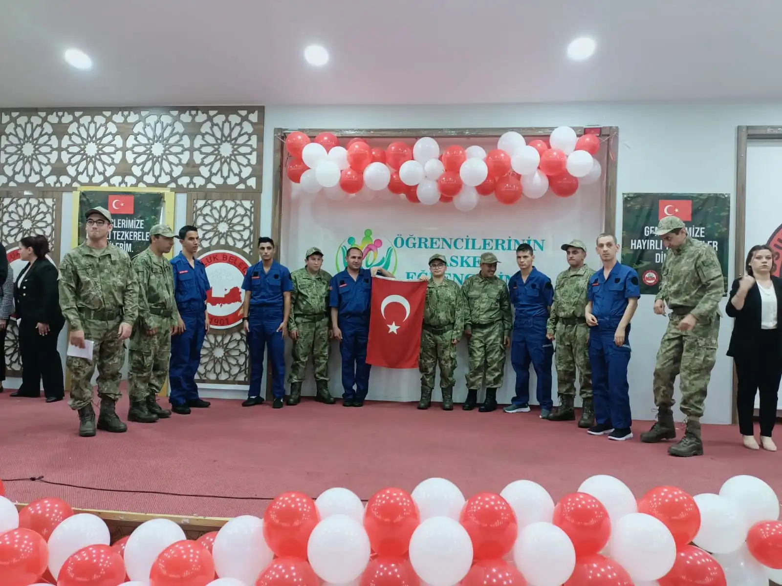 Susurluk’ta eğitim gören ve askere gitme yaşına gelmiş 12 engelli özel öğrenciye düzenlenen programda, asker kınası yakıldı. Kınanın ardından ise asker duasının edildiği programda engelli aileleri duygusal anlar yaşadı.