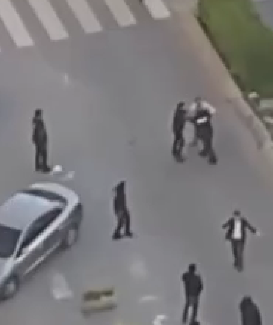 Kalp krizi nedeniyle hastaneye kaldırılan bir vatandaş hayatını kaybederken, ölüm haberini alan yakınları ortalığı birbirine kattı. Önce doktorlara, ardından ise güvenlik görevlilerine saldıran şahıslar, polisin havaya ateş açtığı müdahale sonucunda güçlükle durdurulabildi. Yaşanan o anlar ise saniye saniye cep telefonu kamerasına yansıdı. Olay, dün Yeşilkent Mahallesi’nde bulunan Reyap Hastanesi İstanbul'da yaşandı. İddiaya göre, kalp krizi nedeniyle hastaneye kaldırılan Mehmet Salih Çiçek isimli bir vatandaş, yapılan tüm müdahaleye rağmen hayatını kaybetti. Çiçek’in ölüm haberini alan aile bireyleri, ihmal olduğunu söyleyerek doktorlarla tartışmaya başladı. Kısa süre sonra büyüyen tartışmada aile bireyleri doktorlara saldırdı. Olaya müdahale etmek için gelen güvenlik görevlileri de ailenin saldırısına maruz kalırken, durum polise haber verildi. Kısa sürede olay yerine gelen ekipler, öfkeli kalabalığı durdurmakta güçlük çekti. Sözlü uyarıların ardından polis ekipleri havaya ateş açarak aileyi durdurabildi. Yaşanan o olay anları ise çevredeki vatandaşların cep telefonu kamerasına saniye saniye yansıdı.