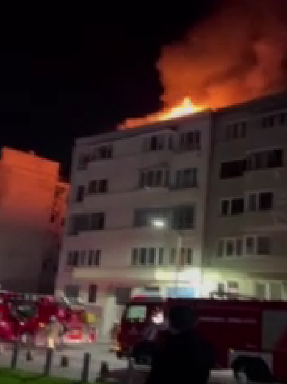 İstanbul Beyoğlu'nda gece saatlerinde 5 katlı metruk binanın çatısında yangın çıktı. Yangın, itfaiye ekiplerinin müdahalesi ile kısa sürede kontrol altına alınarak söndürüldü.