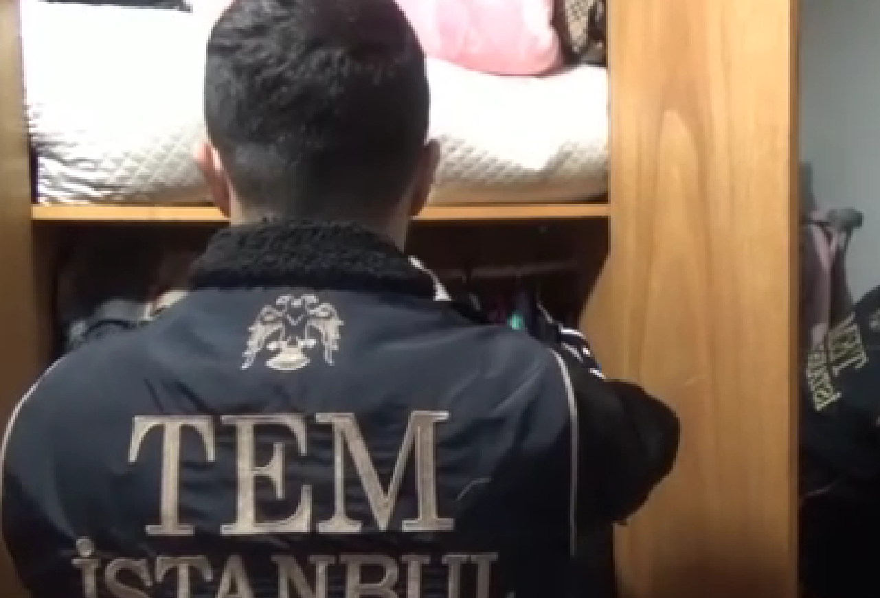 'Fetullahçı Terör Örgütü Paralel Devlet Yapılanması'na (FETÖ/PDY) yönelik yürütülen soruşturma çerçevesinde, örgütün gizli haberleşme programı ‘Signal’ üzerinden iletişim kuran 14 şüphelinin 10’u düzenlenen operasyonla yakalandı. Örgüt üyelerinden 9 bin 417 dolar, 152 bin TL ve yaklaşık 95 bin lira değerinde altın ele geçirildi. Alınan bilgilere göre, İstanbul Terörle Mücadele Müdürlüğü, FETÖ/PDY’nin güncel faaliyetlerinin devam ettiği istihbaratına ulaştı.