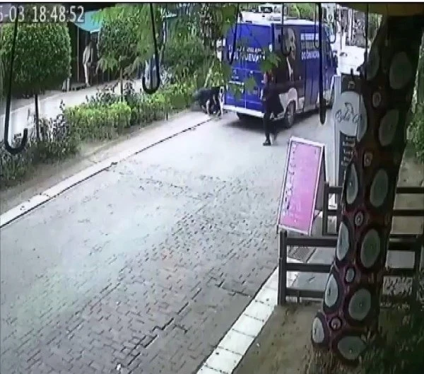 Erdek'te Ak Parti Seçim Aracına Saldırıldı