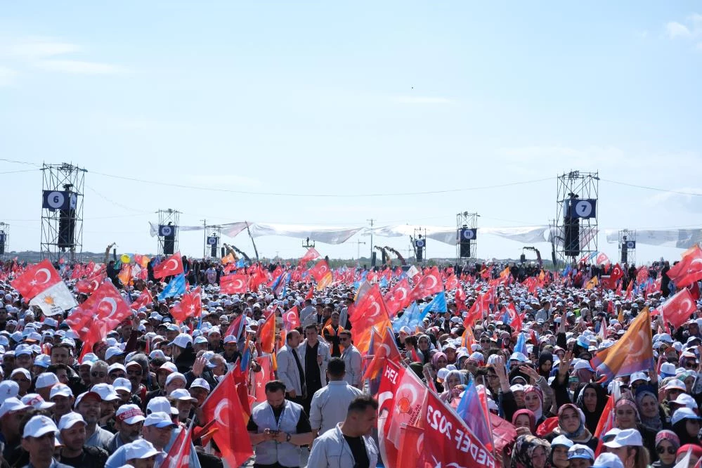 Ak Parti İstanbul İl Başkanlığı tarafından düzenlenen ve yaklaşık 1 Mliyon 700 bin kişinin katılımı ile gerçekleştirilen İstanbul Mitinginde konuşan Cumhurbaşkanı Recep Tayyip Erdoğan, Kemal Kılıçdaroğlu'na seslenerek, '300 milyar dolar Londra’dan alacakmış.' Avcunu yalarsın' dedi.