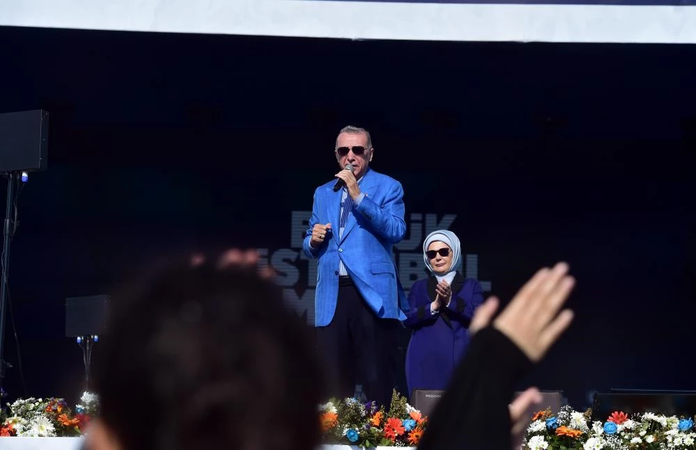 Ak Parti İstanbul İl Başkanlığı tarafından düzenlenen ve yaklaşık 1 Mliyon 700 bin kişinin katılımı ile gerçekleştirilen İstanbul Mitinginde konuşan Cumhurbaşkanı Recep Tayyip Erdoğan, Kemal Kılıçdaroğlu'na seslenerek, '300 milyar dolar Londra’dan alacakmış.' Avcunu yalarsın' dedi.