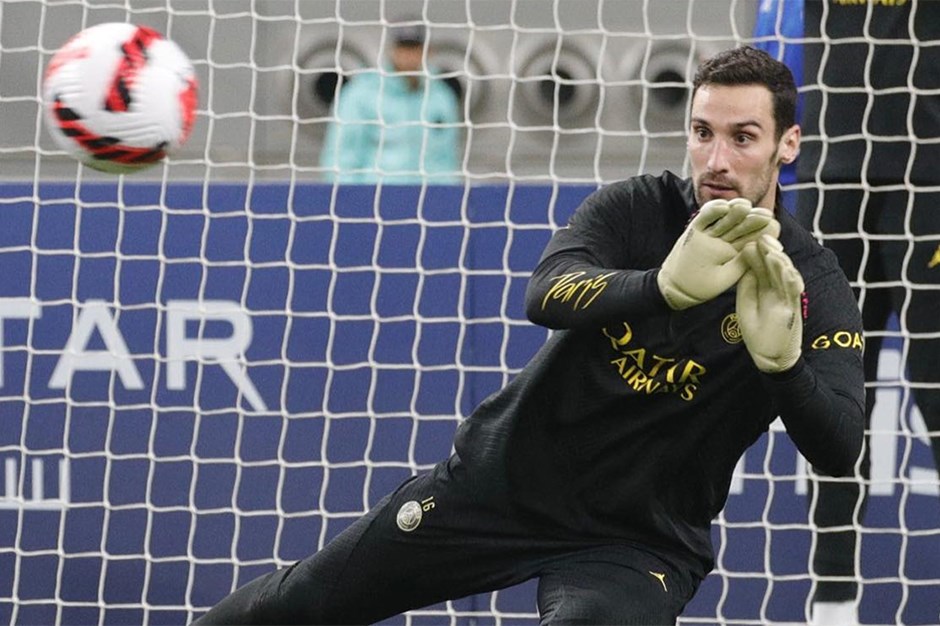 Fransa'da Ligue 1 ekiplerinden PSG'de forma giyen kaleci Sergio Rico'nun attan düşerek ağır yaralandığı belirtildi. 