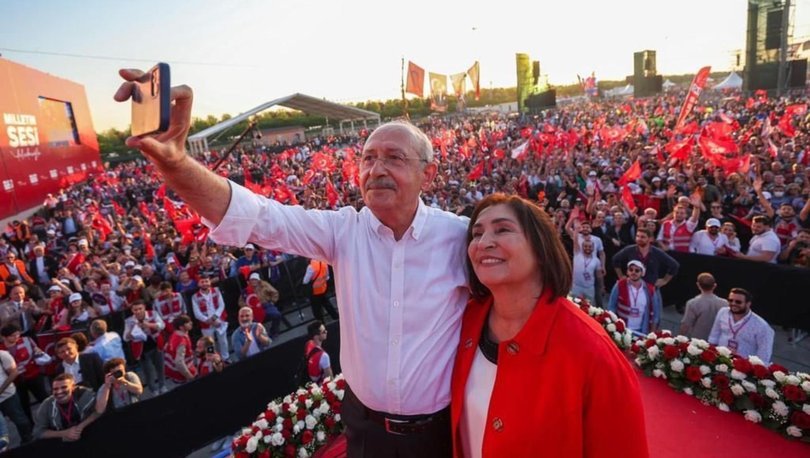 Kemal Kılıçdaroğlu, eşi Selvi Kılıçdaroğlu'nun doğum gününü telefondan görüntülü görüşme yaparak kutladı. Selvi Kılıçdaroğlu bu videoyu Twitter hesabından takipçileriyle paylaştı. 