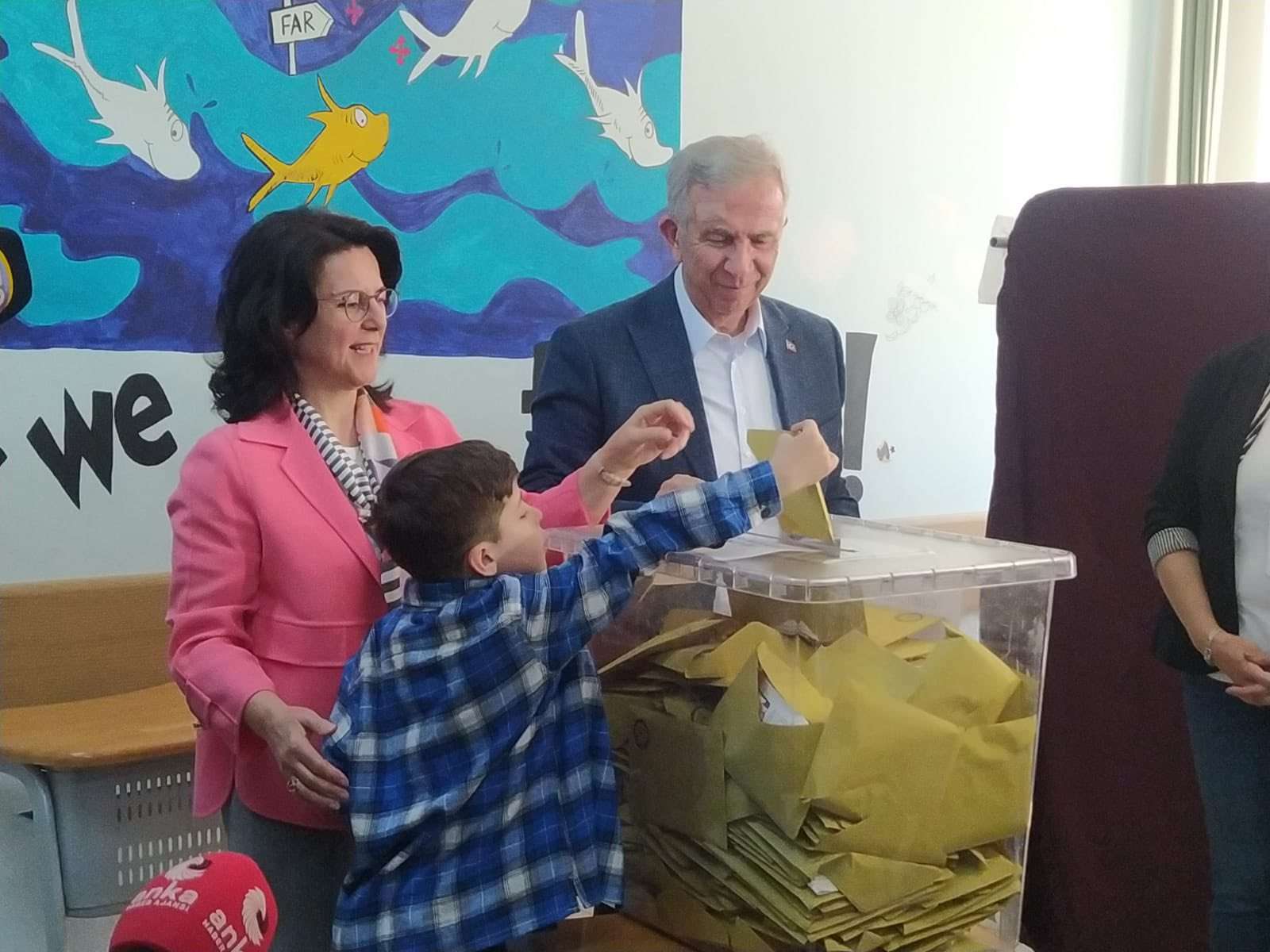 Millet İttifakı'nın cumhurbaşkanı yardımcısı olarak gösterilen Ankara Büyükşehir Belediye Başkanı Mansur Yavaş, eşi Nursen Yavaş ile birlikte oyunu Ankara’da kullandı.