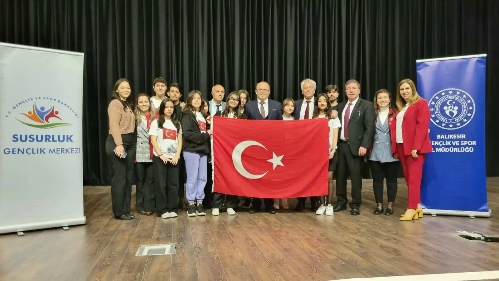 19 Mayıs Atatürk’ü Anma, Gençlik ve Spor Bayramı “Gençlik Haftası” kutlamaları Susurluk’ta coşkuyla sürdü. Gün boyunca devam eden kutlamalarla Gençliğin önemi vurgulandı.