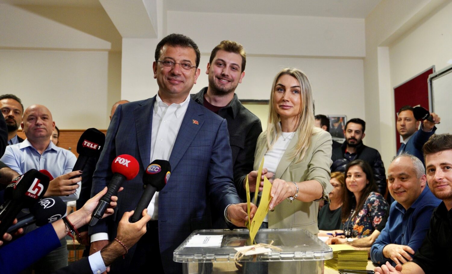 İstanbul Büyükşehir Belediye (İBB) Başkanı Ekrem İmamoğlu, eşi Dilek İmamoğlu ve oğlu ile birlikte Beylikdüzü'nde oyunu kullandı.