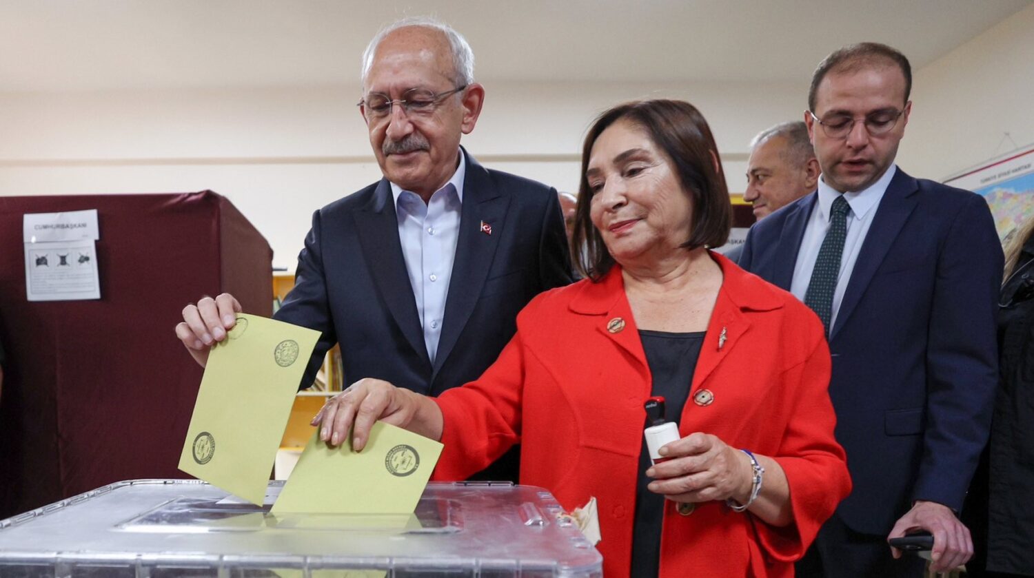 Millet İttifakı'nın Cumhurbaşkanı adayı ve CHP Genel Başkanı Kemal Kılıçdaroğlu eşi Selvi Kılıçdaroğlu ile birlikte Ankara'daki Arjantin Okulu'nda Cumhurbaşkanlığı Seçiminin ikinci turu için oyunu kullandı.