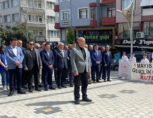 Susurluk’ta 19 Mayıs Atatürk'ü Anma Gençlik ve Spor Bayramı'nın 104’ncü yıl kutlamaları çerçevesinde başlayan Gençlik Haftası nedeni ile çelek koyma töreni düzenlendi.